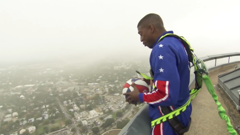 Un panier de dingue marqué à 177 mètres de haut