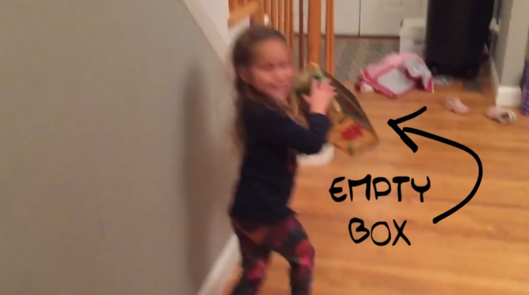 Un papa punit ses filles qui n’écoutent pas en brulant leurs cadeaux dans la cheminée