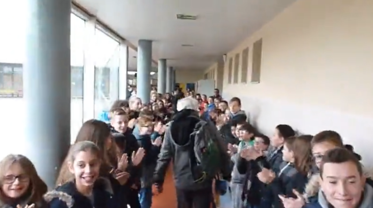 Un professeur part en retraite, acclamé par 700 collégiens !!