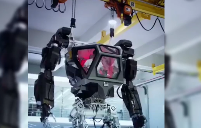 Un robot de guerre géant créé en Corée du Sud