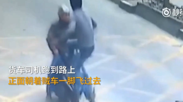 Un voleur de téléphone en scooter se fait rattraper par sa victime !