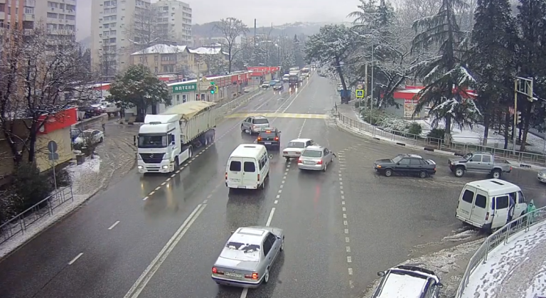 Une Lada éjecte son conducteur et se gare toute seule
