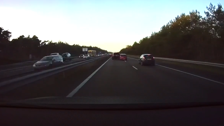 Une Tesla détecte un ralentissement et évite un accident