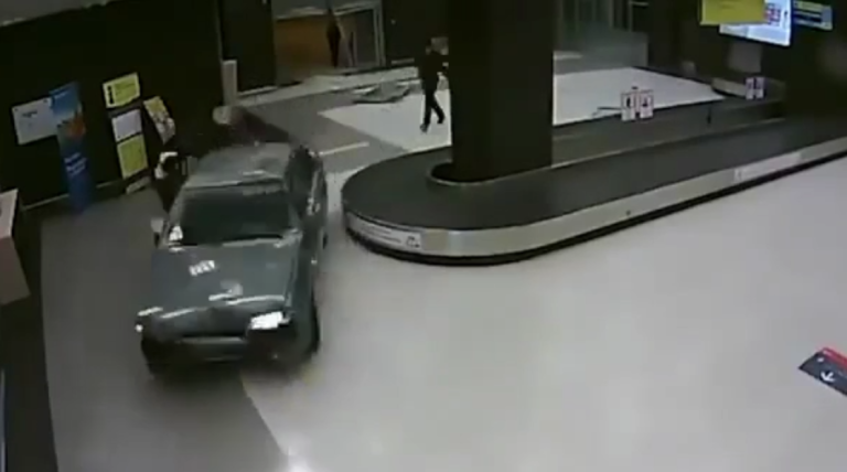 Une conducteur dingue sème la panique dans un aéroport