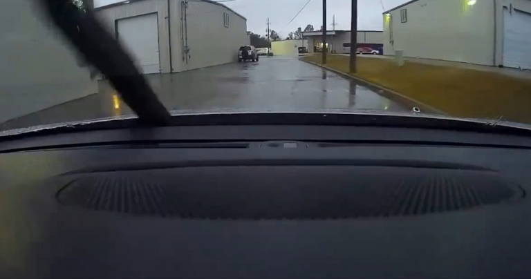 Une femme distraite n’a pas vu un trou et tombe dedans avec sa voiture !