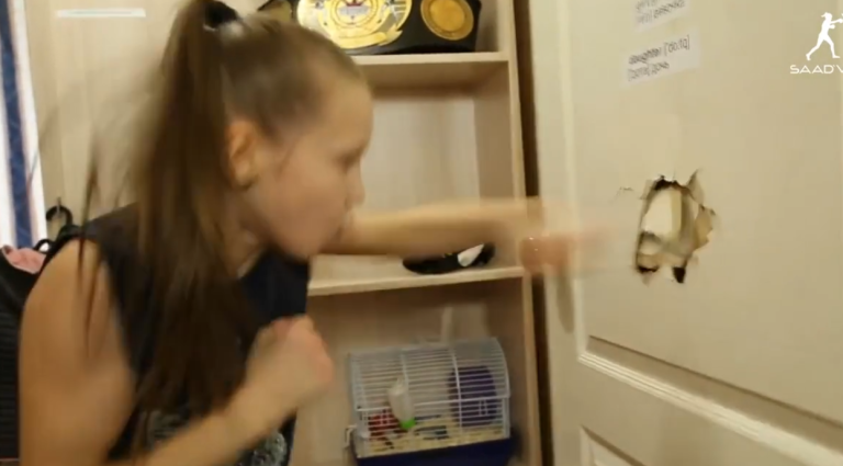 Une jeune boxeuse détruit la porte de sa chambre