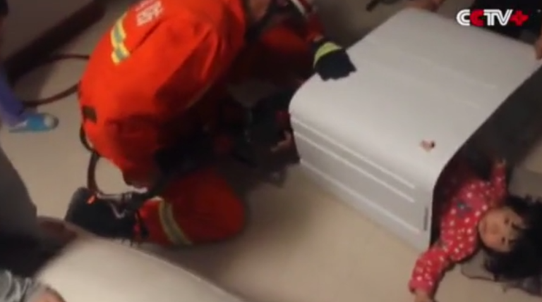 Une petite fille se coince dans la machine à laver
