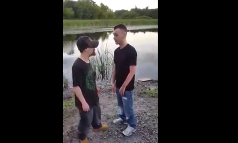 Deux hommes essayent de se battre mais quand t&rsquo;es bourré c&rsquo;est difficile !