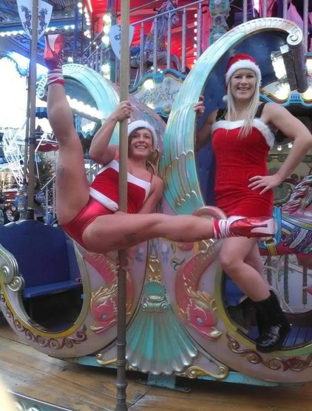 Des danseuses de Pole Dance déguisées en mère Noël choquent…
