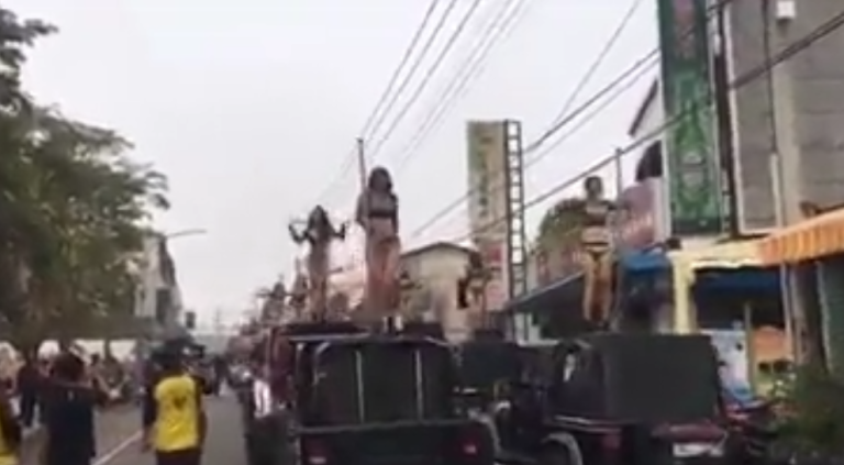 50 danseuses de pole dance dans un cortège funéraire