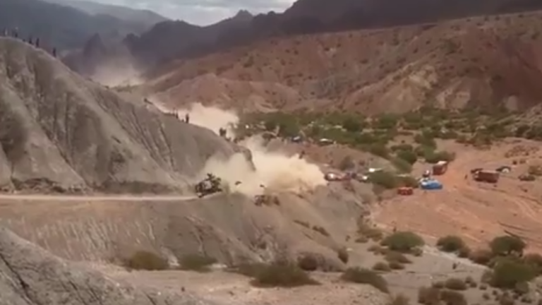 Carlos Sainz part en tonneaux durant le Dakar 2017