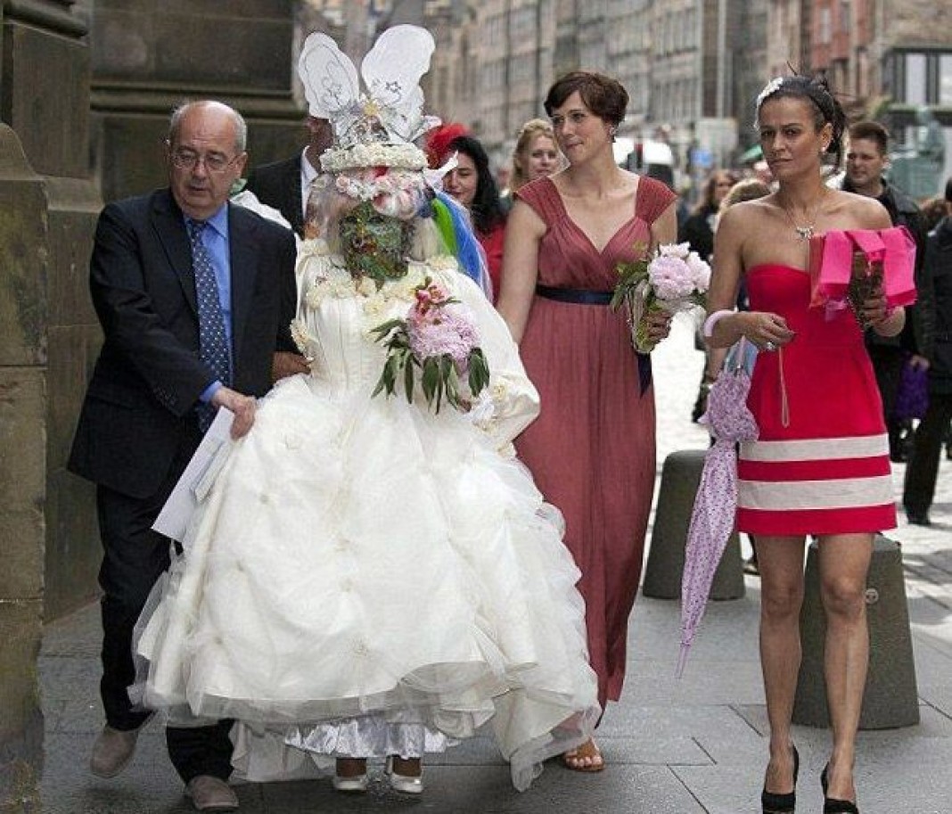Как быть самой странной. Элейн Дэвидсон свадьба. Необычные Свадебные платья. Смешные Свадебные платья. Прикольное платье на свадьбу.