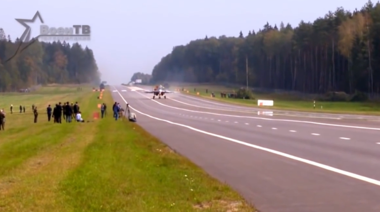Des avions de chasse se posent sur une autoroute en Biélorussie