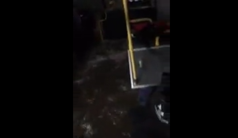 Des passagers se retrouvent piégés dans un bus inondé