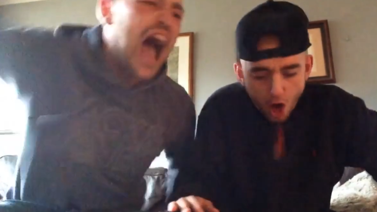 Deux amis tentent de manger le piment le plus fort du monde