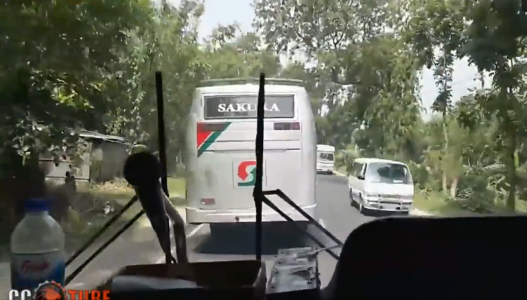 Deux chauffeurs de bus complètement fous s’amusent à faire la course en plein trafic !