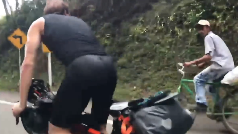 Deux triathlètes à vélo ridiculisés par un vieux fermier colombien