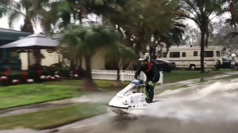 En pleine inondation, il sort son jet-ski dans les rues de Los Angeles