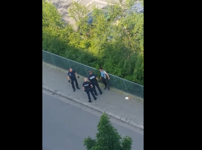 La Police de Lille sud qui jette un téléphone d&rsquo;un mineur