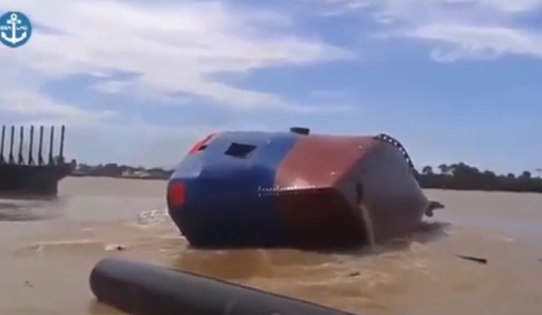 La mise à l’eau d’un gros bateau ne se passe pas comme prévu