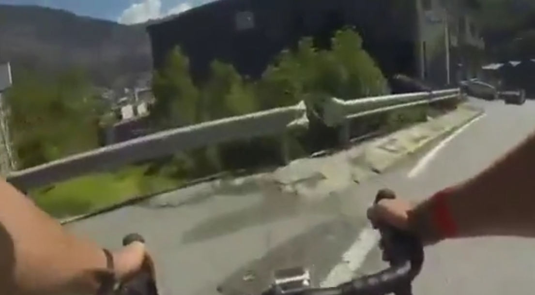 A Travers Ma Fenêtre Film Vf Le cycliste Joaquim Rodriguez chute et passe par-dessus une barrière