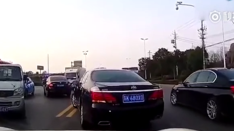 Quand une femme force le passage à un automobiliste…