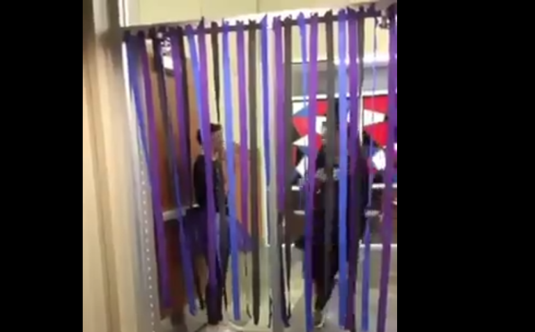 Quand une fille court à travers des lanières…