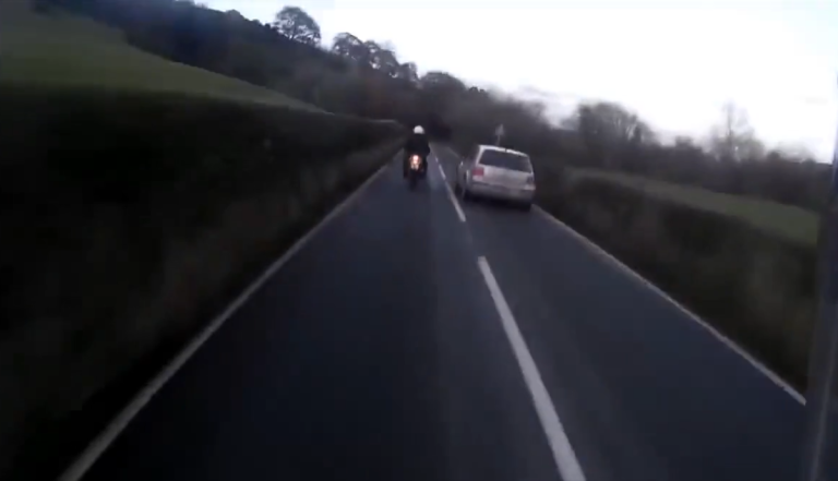 Un automobiliste freine devant un motard, provoque sa chute…