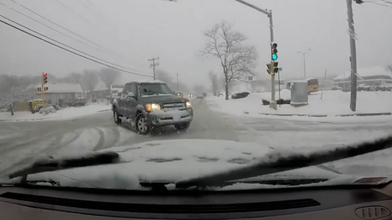 Un automobiliste lui coupe la route alors que c’est verglacé…