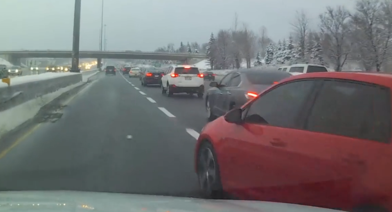 Un automobiliste provoque un accident en oubliant de regarder son rétro !