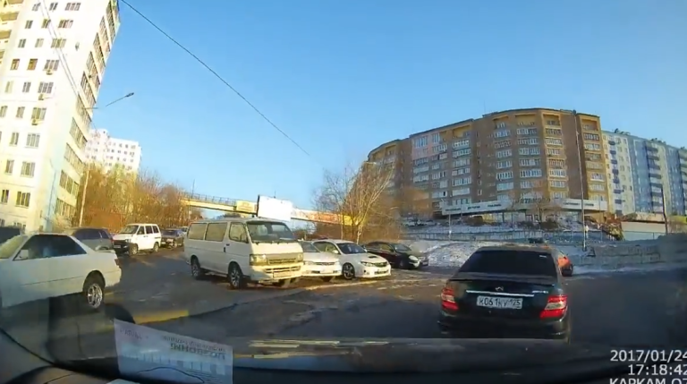 Un automobiliste russe vraiment pressé prend un raccourci…