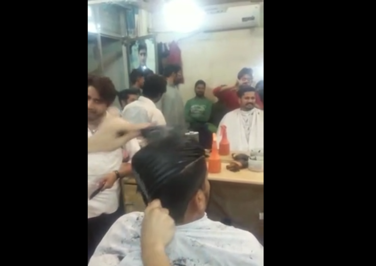 Un coiffeur enflamme les cheveux de son client