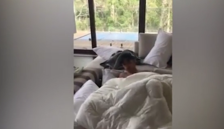 Un couple découvre qu’un intrus a dormi dans le canapé pendant la nuit