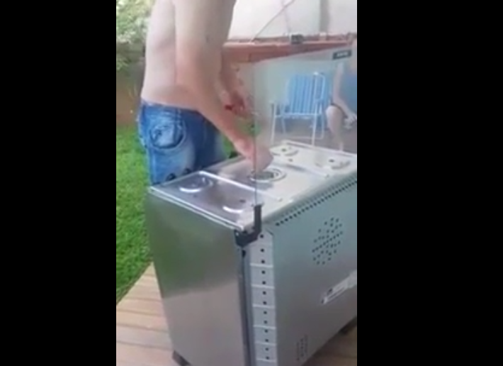 Un couple entend des bruits étranges dans la cuisinière du jardin !