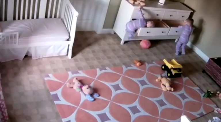 Un enfant aide son frère jumeau à se dégager d&rsquo;une commode !!