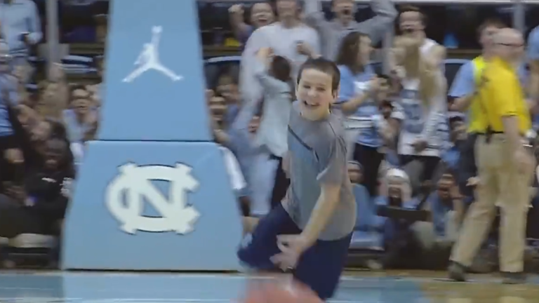 Un enfant marque 3 paniers d&rsquo;affilée du milieu de terrain.