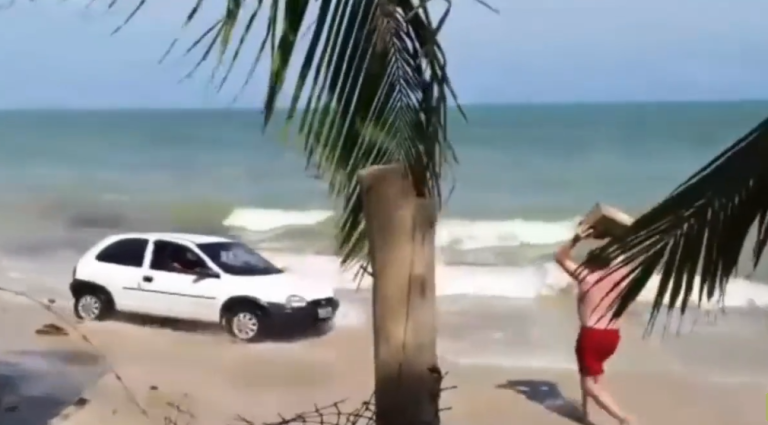 Un homme balance une pierre contre le pare-brise d’une voiture qui roule sur la plage !
