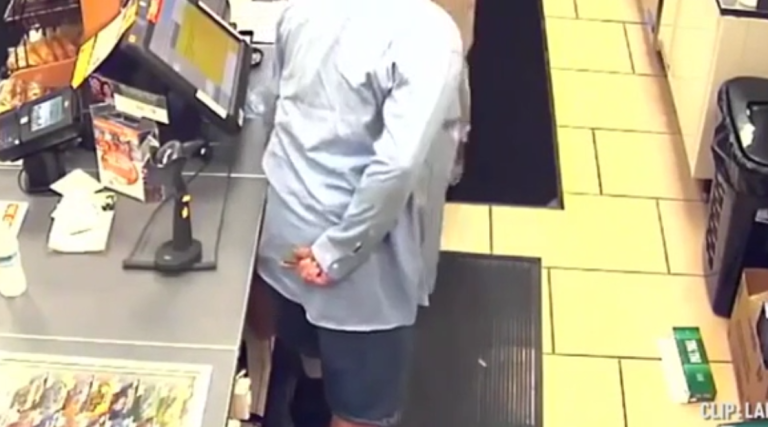 Un homme braque une station essence en se servant sa main comme pistolet !