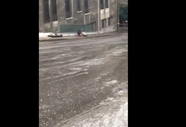 Un homme enchaîne les chutes sur un trottoir gelé