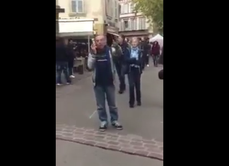 Un homme ivre s&rsquo;énerve « au téléphone »…