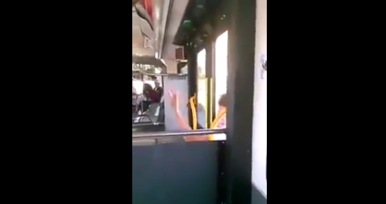 Un homme pique une crise et fracasse la porte d&rsquo;un bus