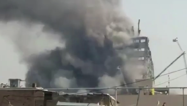 Un immeuble de 15 étages s’effondre en direct à la télévision