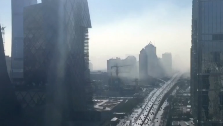 Un internaute filme la formation d&rsquo;un nuage de pollution à Pékin