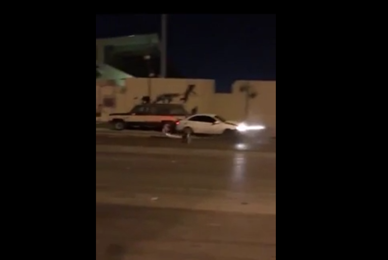 Un jeune fait un gros drift en pleine rue et se crashe violemment !