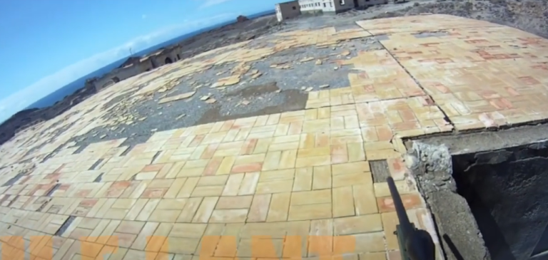 Un joueur d’Airsoft étourdi tombe d’un toit