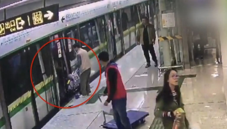 Un papa débile utilise sa poussette pour bloquer les portes du métro