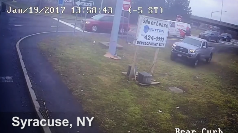 Un pick-up s’encastre dans un bus