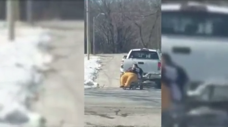 Un pick-up tracte une femme obèse