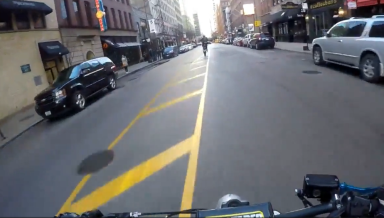 Un policier balance son café sur un motard à Chicago