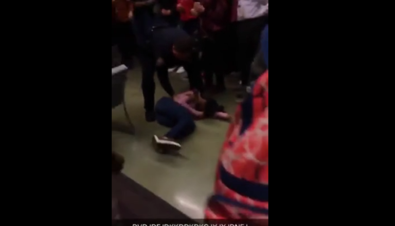 Un policier balance une élève au sol dans les couloirs d’une école !